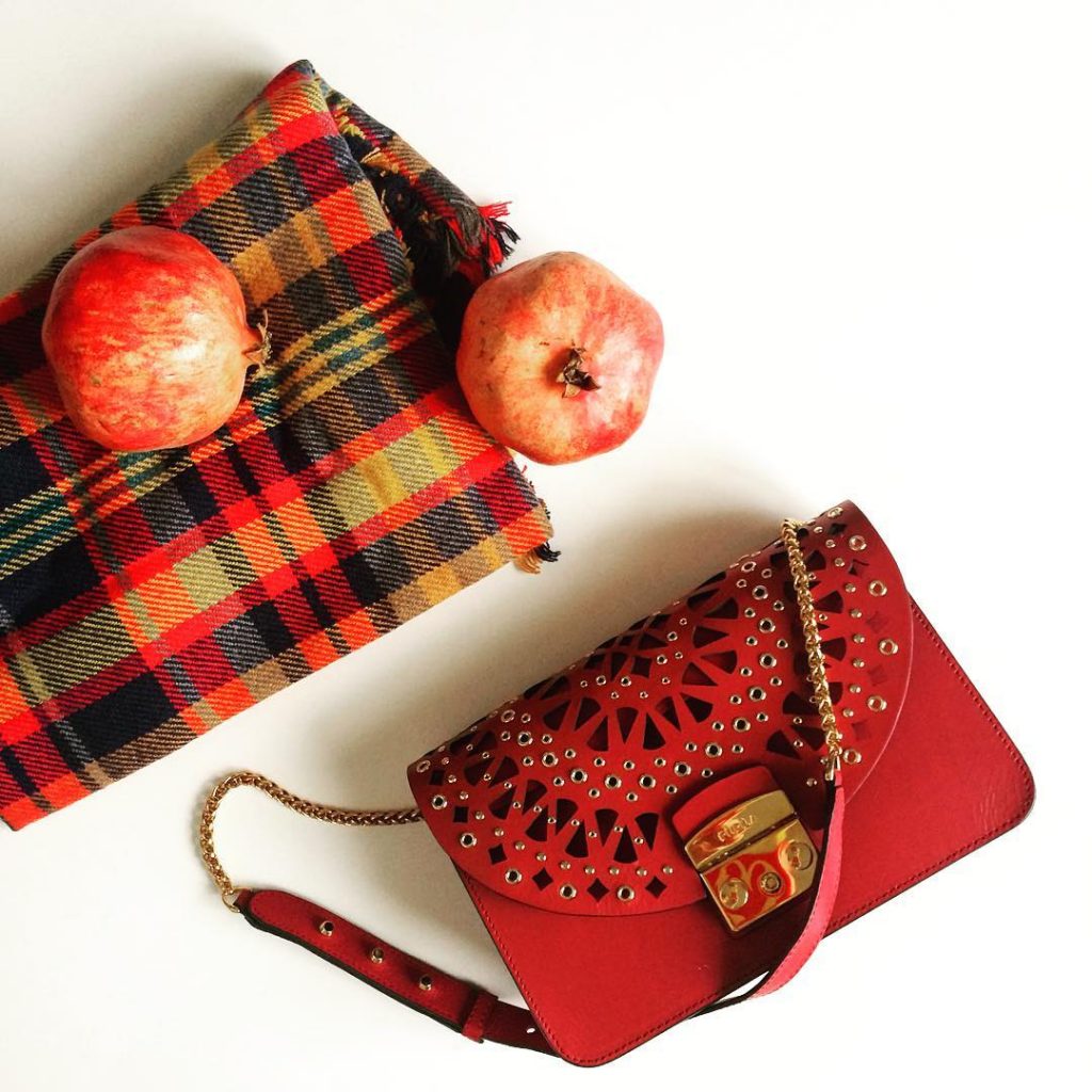 My current favorites ! #fallfashion #autumn #autumncolors #blanketscarf #scarf #furla #furlabag #red #pomegranate #flatlay #instadaily #instafashion #instagood #details #spaltpr #ilymix #photographer #photooftheday #inspiration #october #plaid #entrepreneur