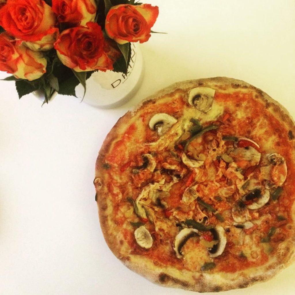 Because it's Sunday! #pizzatime #pizza #sundayfunday #veggiepizza #weekend #igdaily #igers #instagood #instadaily #instagram #instacool #mushrooms #foodie #foodstagram #instafood #athome #fooddelivery #wolt #woltapp #heleats #roses #flowerstagram #abmlifeiscolorful #thatsdarling #photooftheday